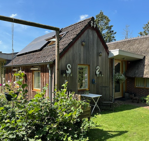 Het B&B-huisje zit aan de boerderij vast