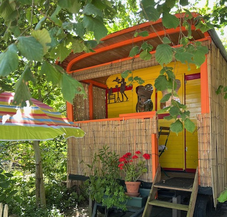 Aan de (onverharde) wegzijde is een balkon